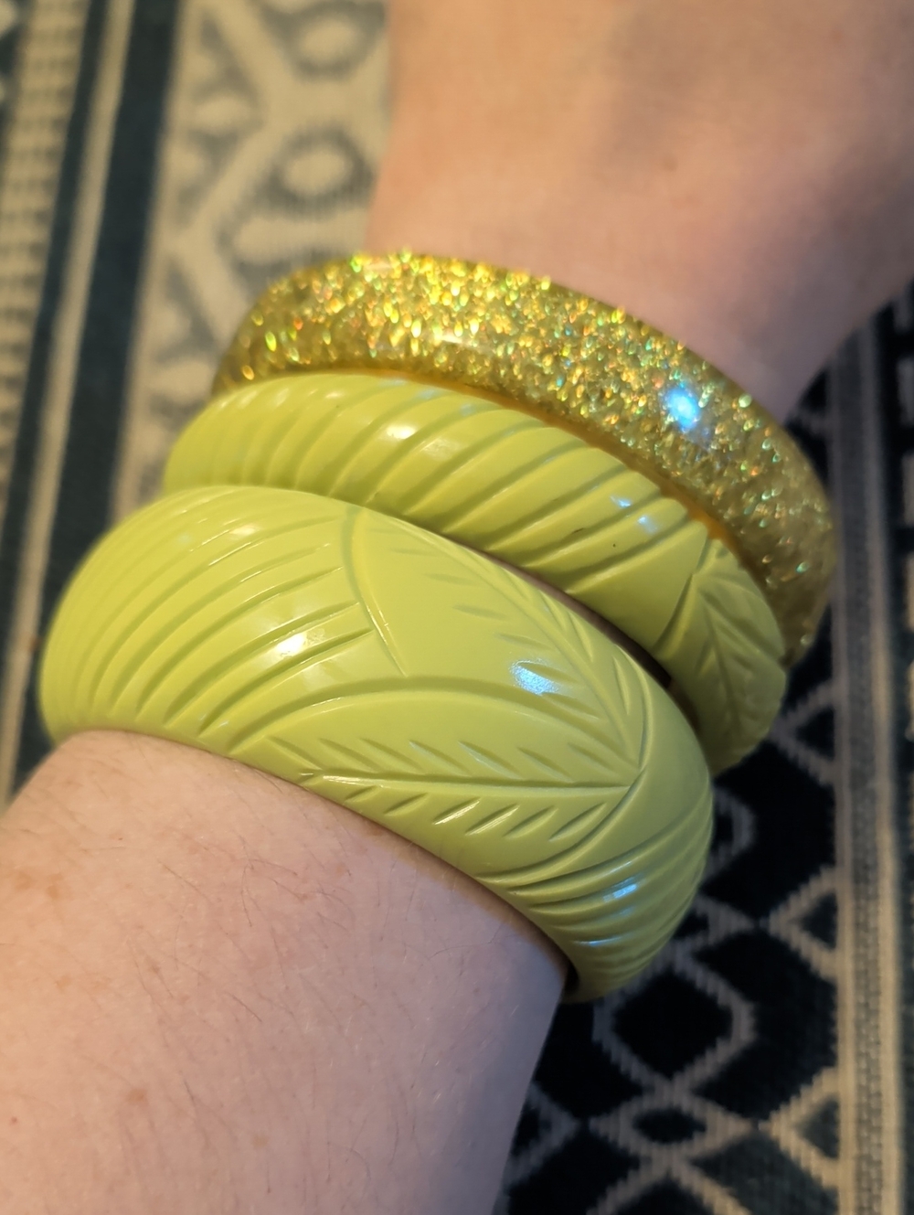 Splendette "Chartreuse" Glitter and Carved Bangle Bracelet Set
